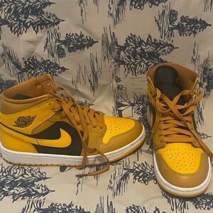 AIR JORDAN 1 MID SNEAKER IN CHUTNEY, TAXI, BLACK & WHITE